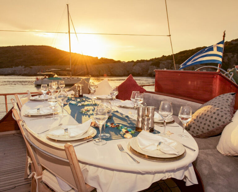 ecce-navigo-gulet-greece-dinner-table-845x684